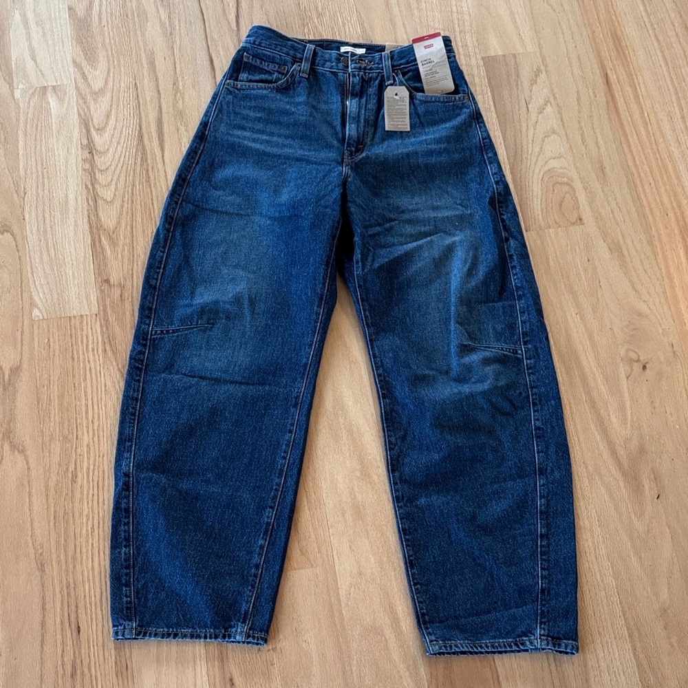 Levi’s women’s conch waist barrel jeans
Size: 28
Color: New Shades
NWT